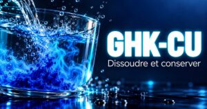 GHK-Cu au laboratoire : un filet d'eau limpide qui dissout une poudre bleue en volutes